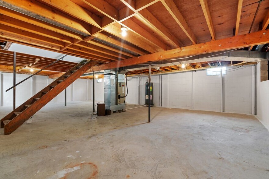 Building Photo - 270 W Orange Rd