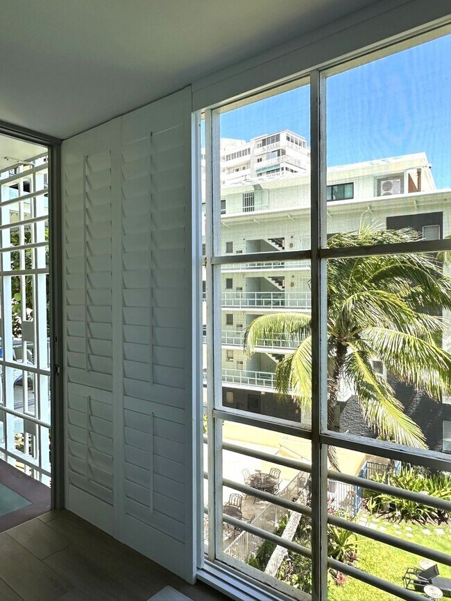 Building Photo - Gold Coast, Tropic Seas - 2BR/2BA/Street Parking Only