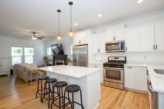 Building Photo - Charming Cottage in DOWNTOWN Southern Pines