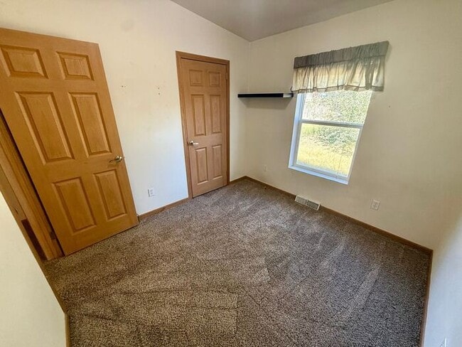 Building Photo - 3 Bed 2 Bath Duplex in Milliken with Overs...
