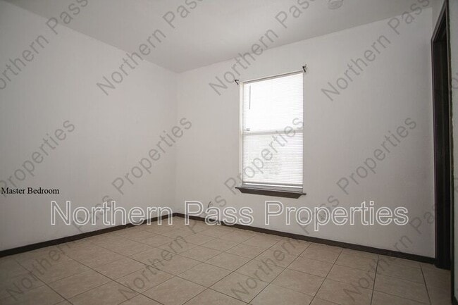 Building Photo - 8489 Roseway Dr