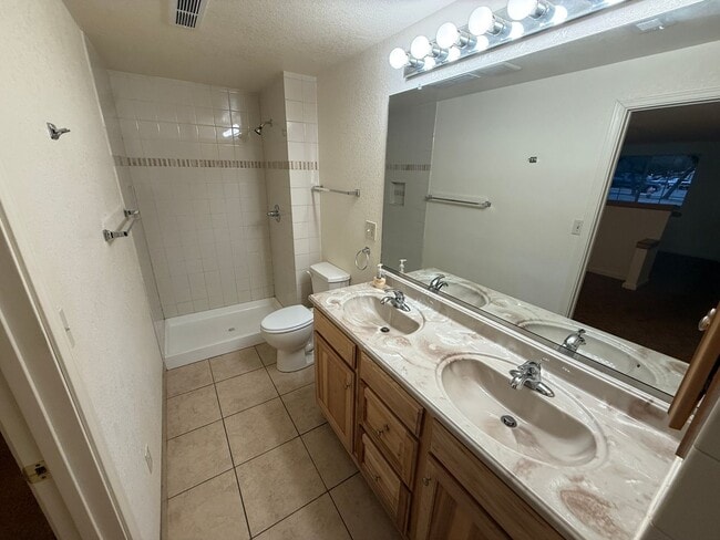 Building Photo - Beautiful 3-Level Corner Unit Townhouse with Garage