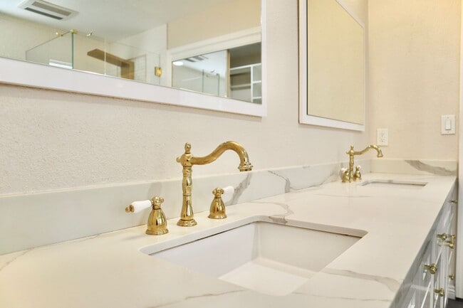 Building Photo - Luxurious 3-bedroom home - beautiful, must...