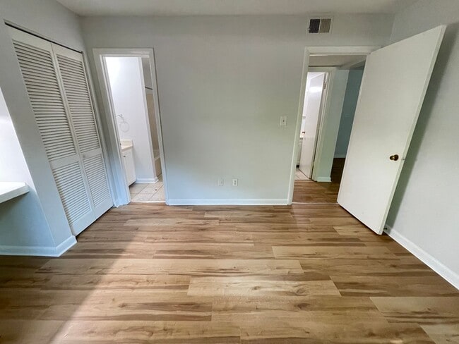 Building Photo - Sleek, Stylish 2br 2ba upper level condo in Chancellor Square, walking distance to Campus, downtown!