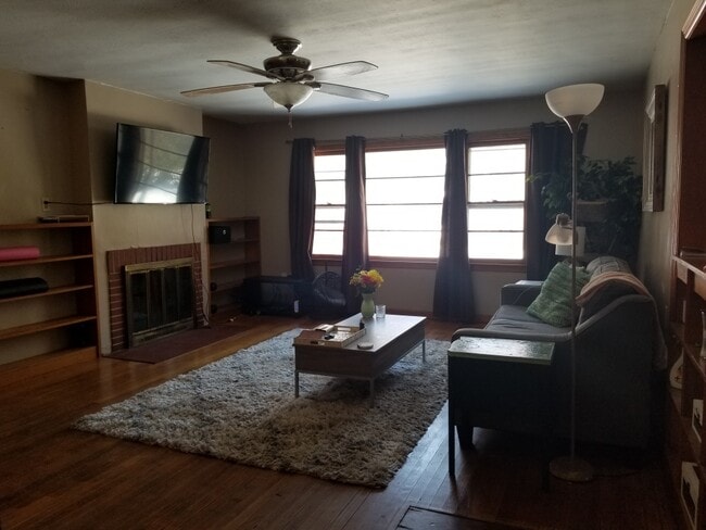 Building Photo - 836 W Knapp Ave