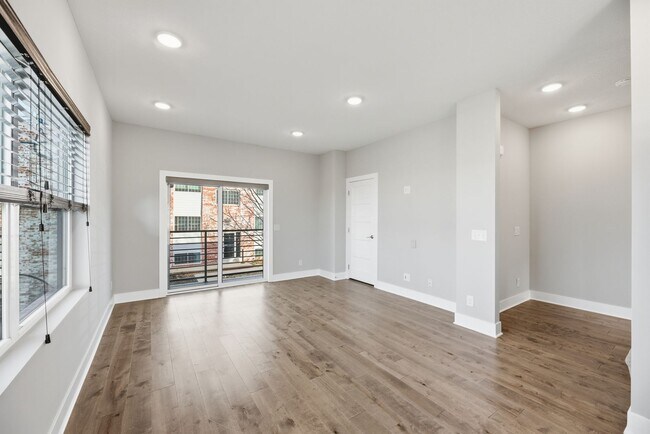 Building Photo - Stylish Midtown townhouse with stunning city views!