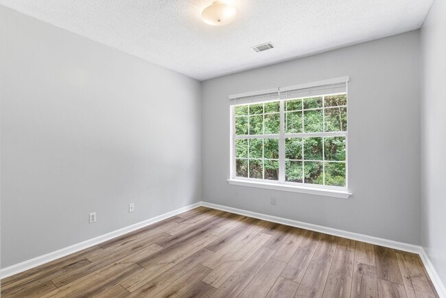 Building Photo - 3 BED | 2 BATH | NEWLY RENOVATED