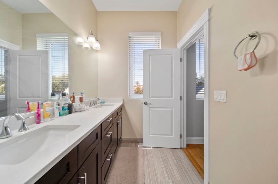 Building Photo - 3336 W Irving Park Rd