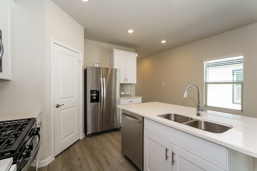 Building Photo - 831 Wisteria Ln