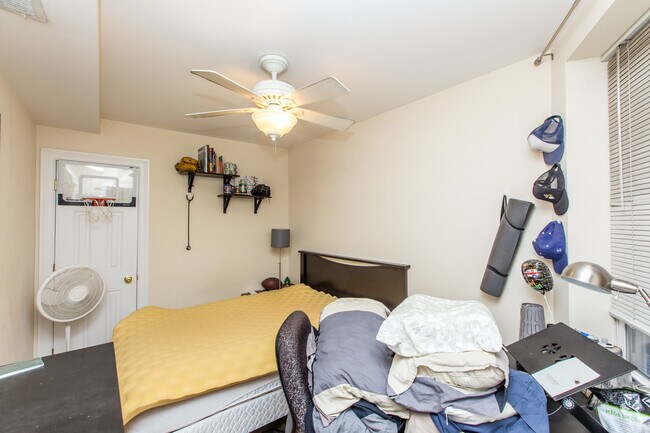 Building Photo - Massive 4bed/2bath DUPLEX in the HEART of Bucktown/Wicker Park! In-Unit Laundry! Central Air!