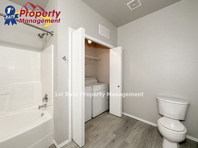 Building Photo - 898 N Bluffwood Ln