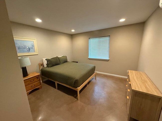 Building Photo - 1409 Paris Rd