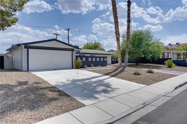 Building Photo - 1531 Commanche Dr