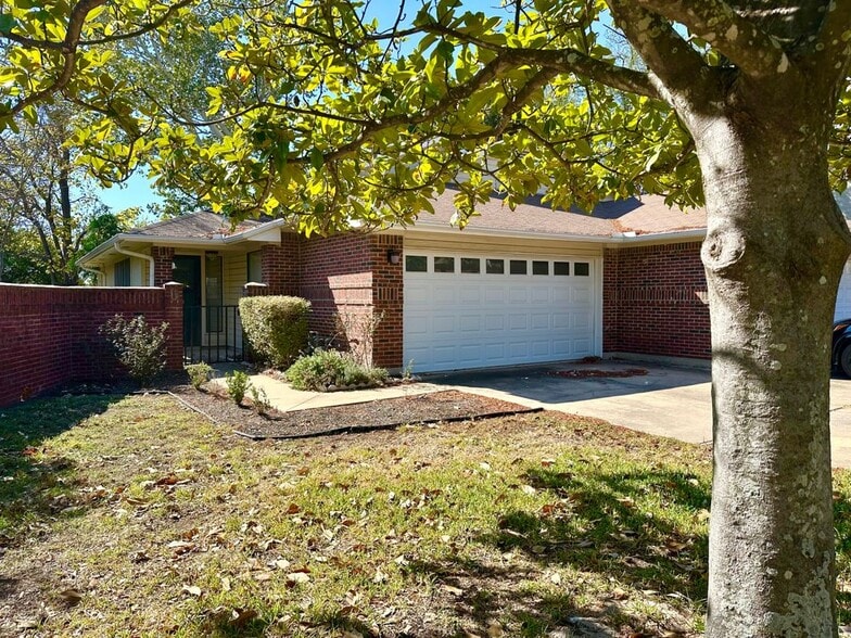 Building Photo - 1003 Markham Ln