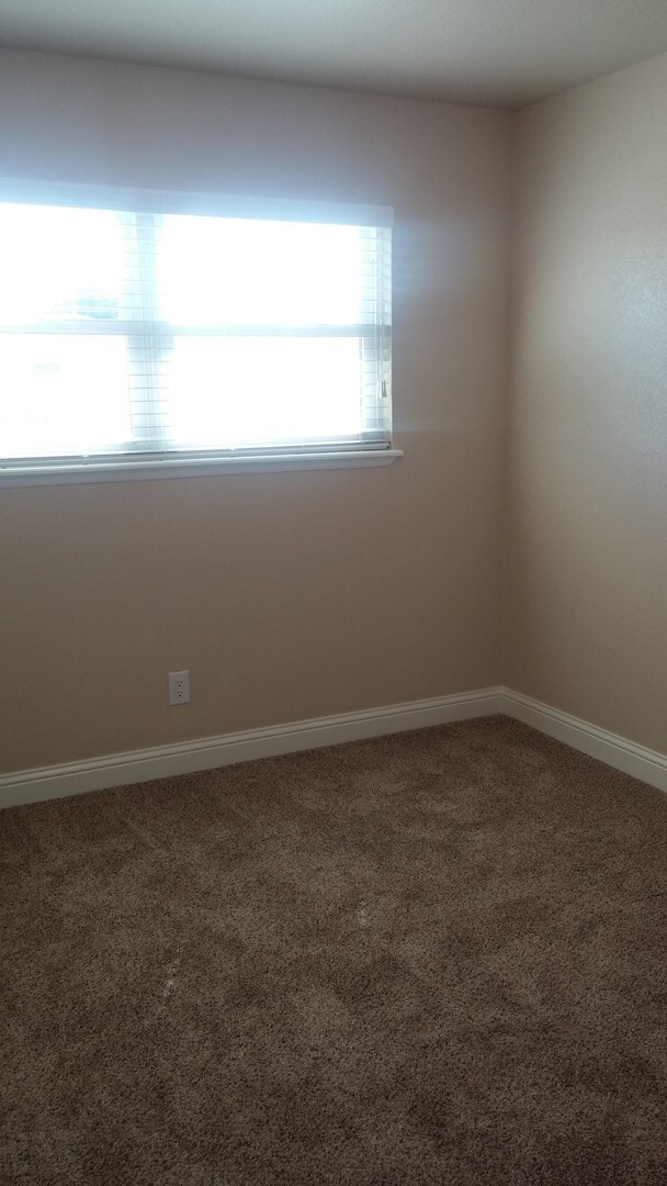 Building Photo - COMPLETELY UPDATED HOME MOVE IN READY