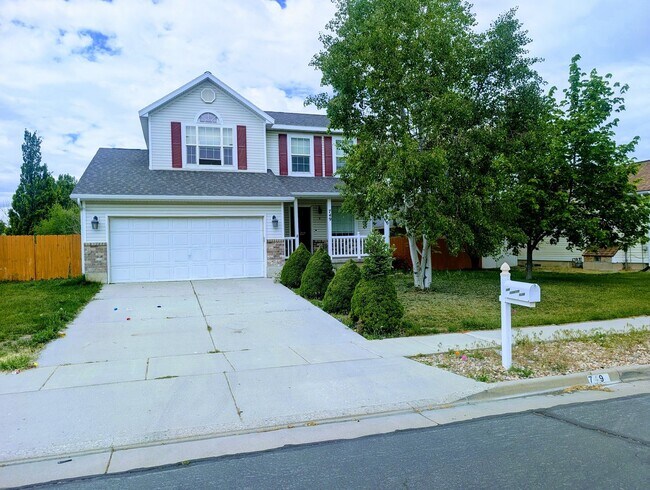 Building Photo - 749 Country Club Dr