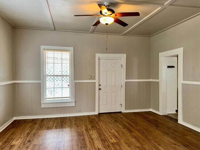 Building Photo - 2 Bedroom Cottage with Charm!