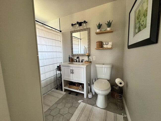 Building Photo - Beautifully Updated 4 Bedroom, 3 Bath Sing...