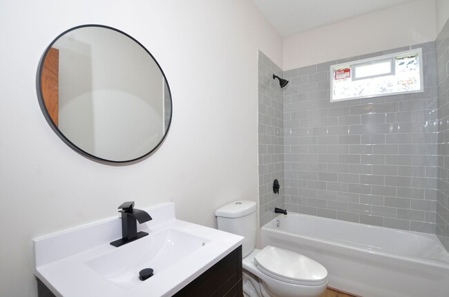 Building Photo - Beautiful Updated 5-Bed 2-Bath Home in NE Minneapolis!