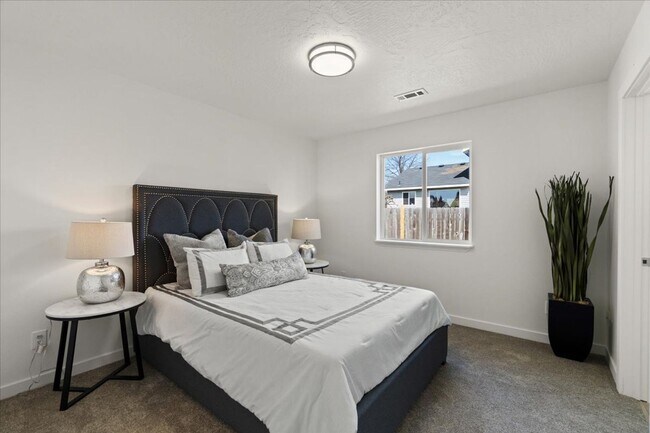 Building Photo - Stunning 3 bdrm 2 bath  Hayden Home!
