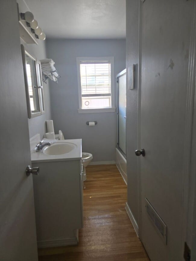 Building Photo - Furnished Three Bedroom Home With Flexible Lease Terms