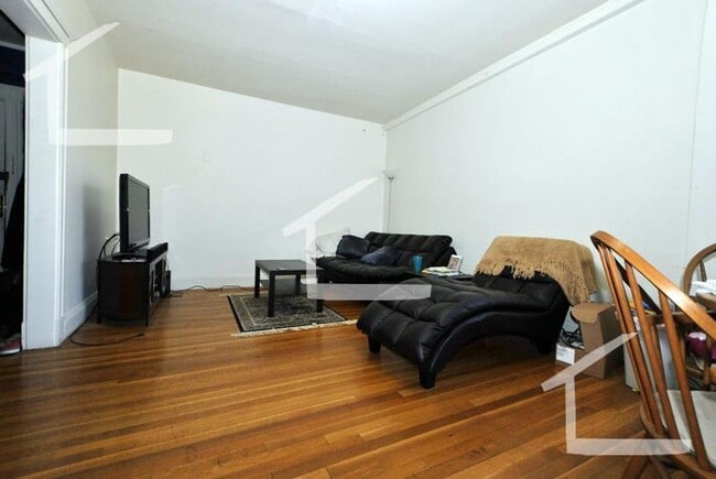 Building Photo - Large 2 bed unit in a prime location, the ...