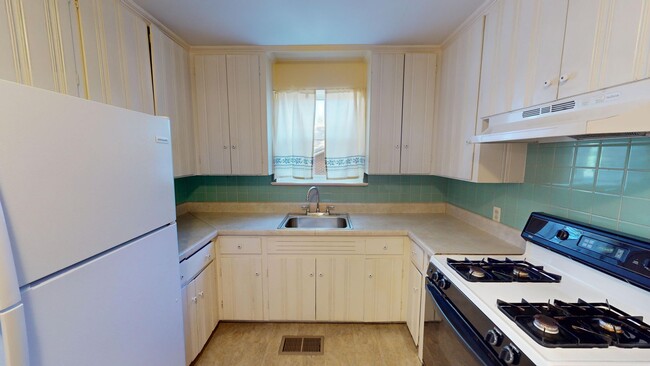 Building Photo - Cute 3 bedroom, 1 bath home tucked in a quiet cul-de-sac