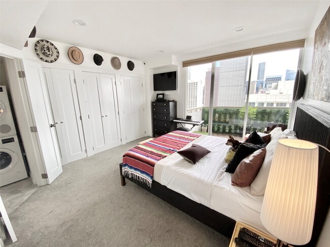 Building Photo - 2016 Main St