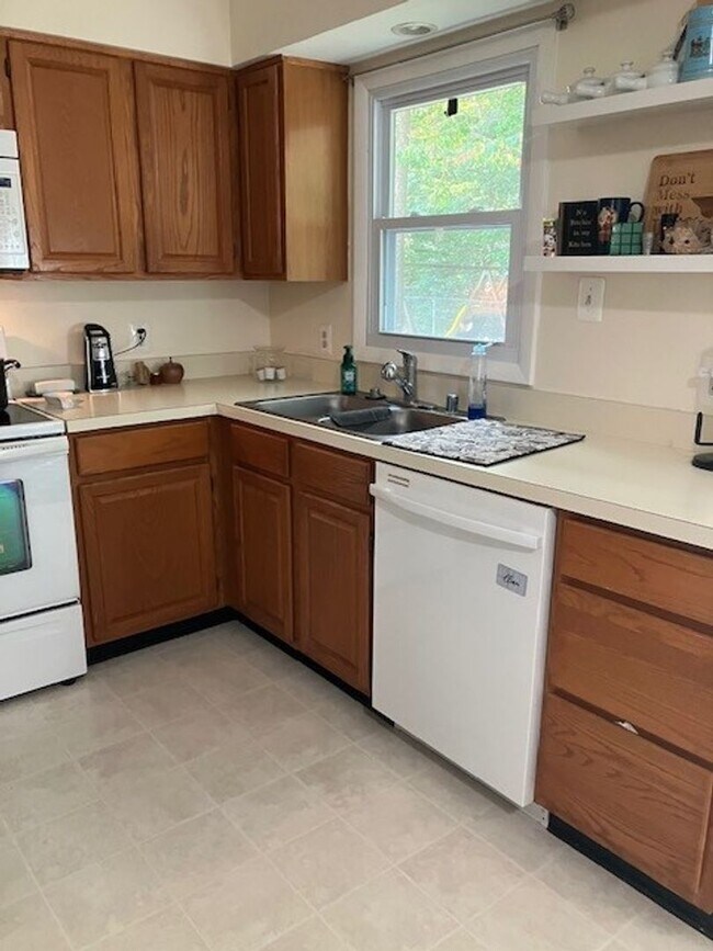 Building Photo - Lovely Rambler