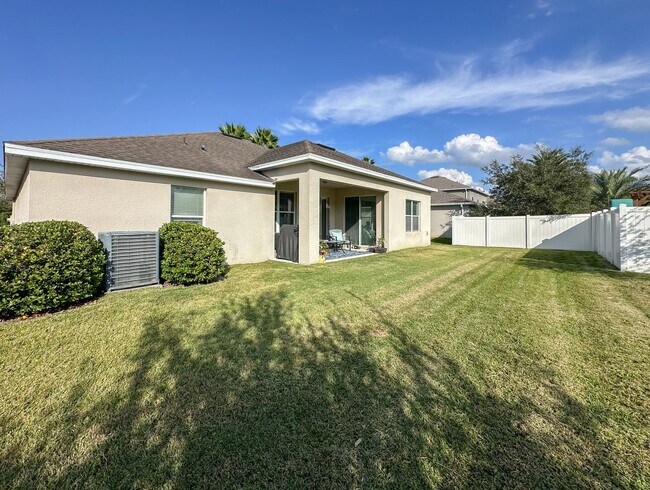 Building Photo - Furnished Rental in Golf Cart District!