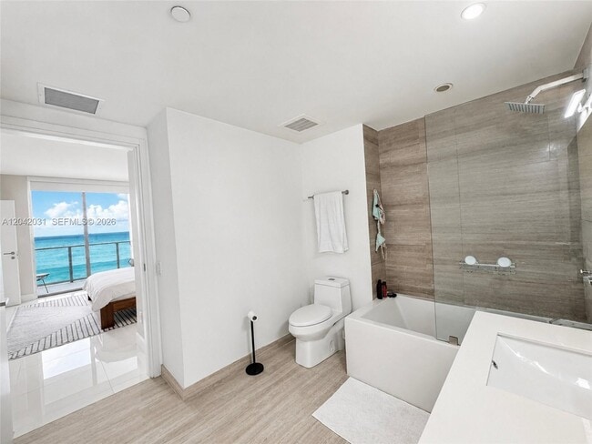 Building Photo - 1300 Brickell Bay Dr