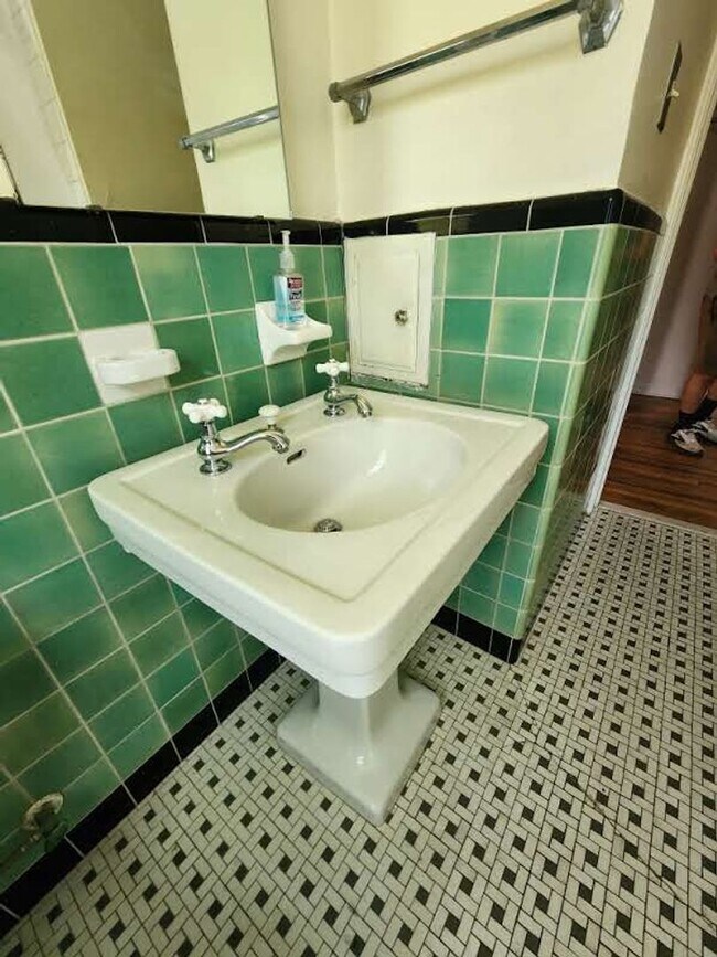 Building Photo - 2 BR South Euclid