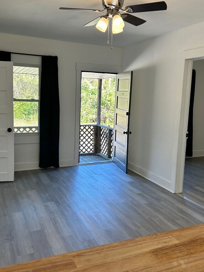 Building Photo - 422 Adam St