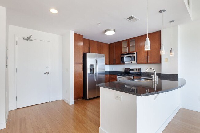Building Photo - Bright, Contemporary 1/1  Condo in Grant Park w/ City Views!