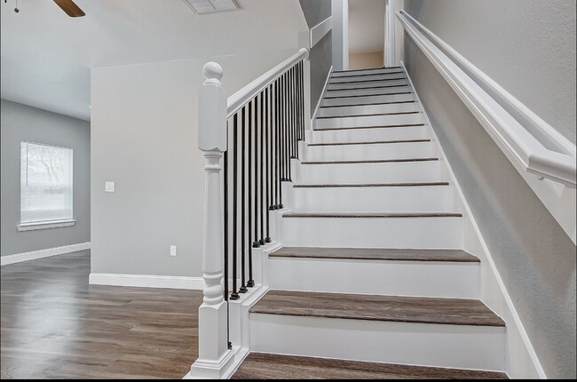 Building Photo - 2402 Spence St