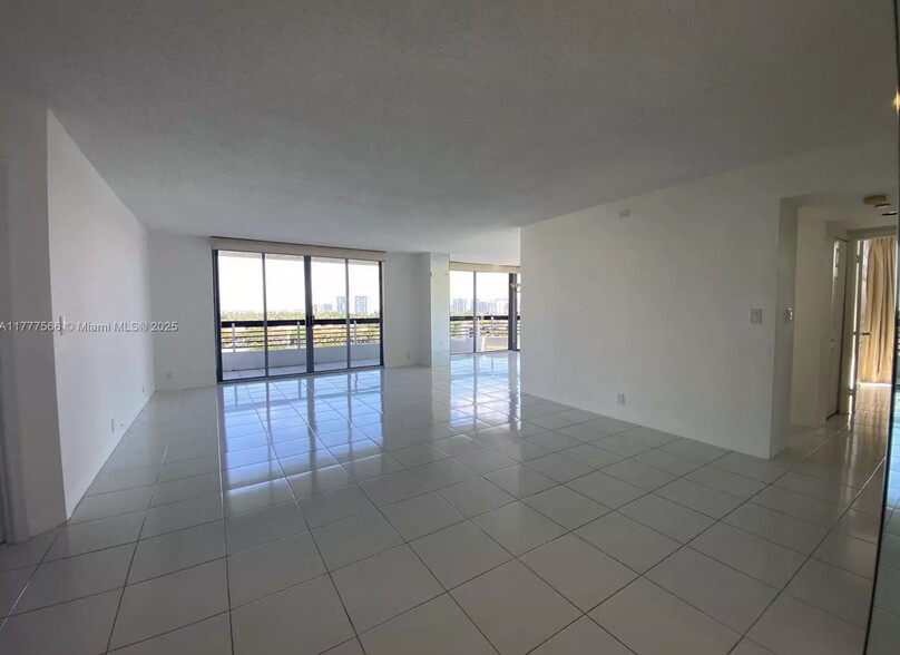 Building Photo - 3530 Mystic Pointe Dr