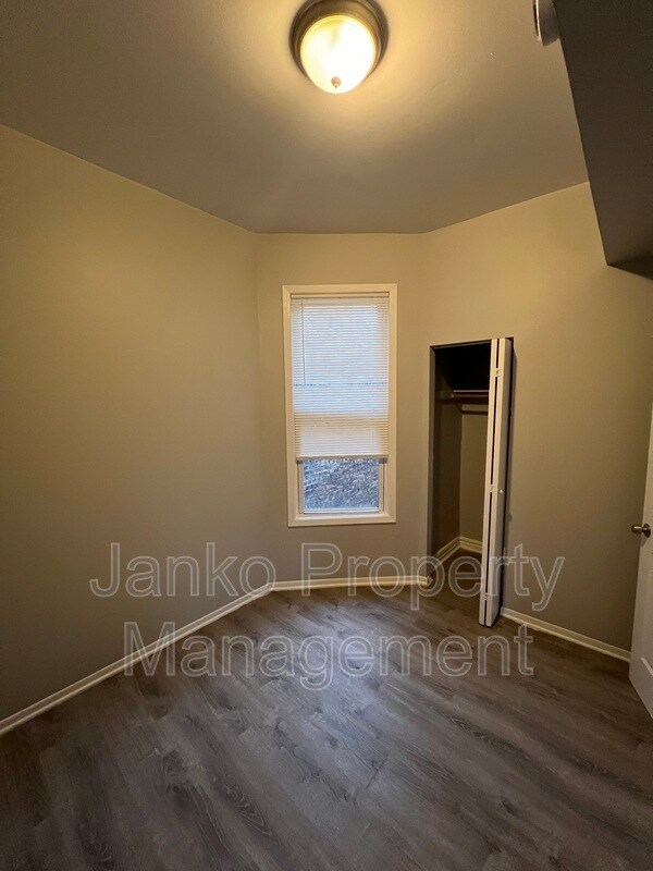 Building Photo - 7249 S Ridgeland Ave