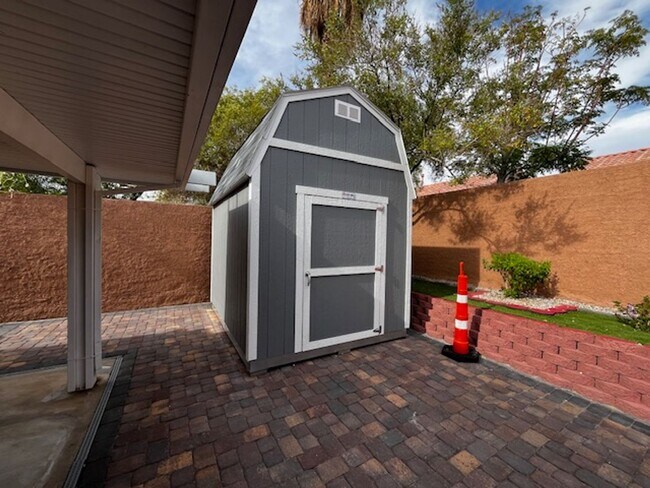 Building Photo - Stylish & Solar-Powered 5-Bed Gem with Vau...