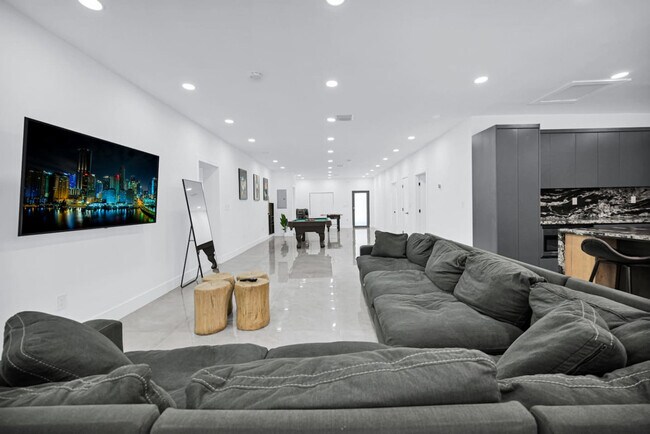 Building Photo - 5313 NE 1st Ave