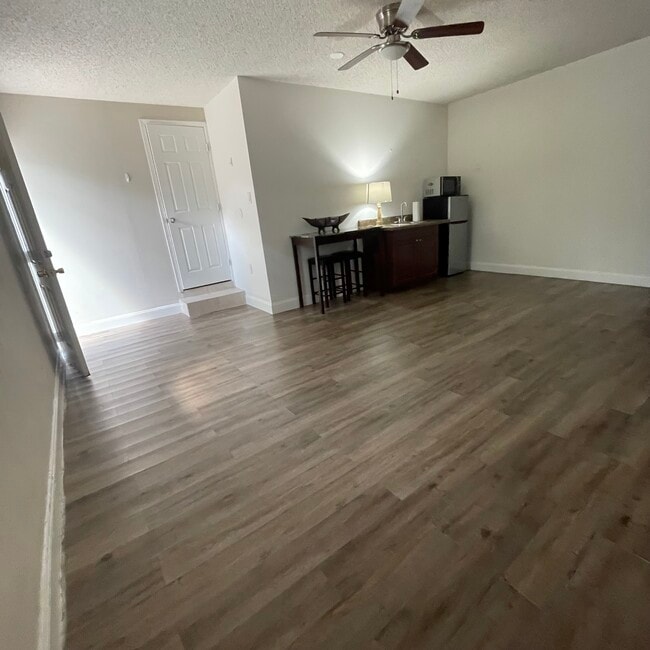 Building Photo - 1600 SW 139th Ct