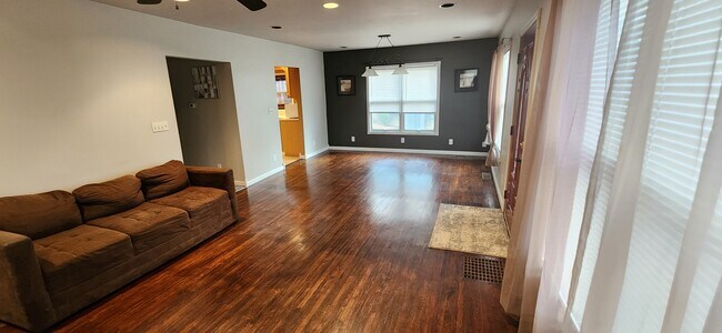 Building Photo - 1224 Woodlawn Dr