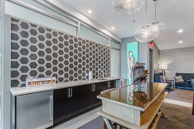 Building Photo - 905 Juniper St NE