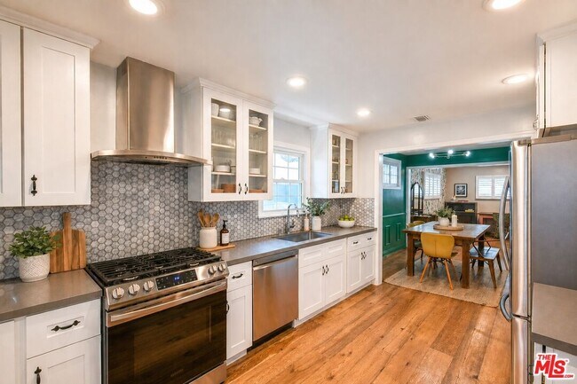 Building Photo - 5245 Ventura Canyon Ave