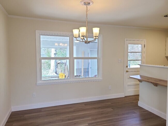 Building Photo - 3 bedroom 1 bath ranch home w/ large fence...