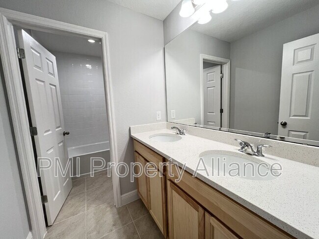 Building Photo - 14521 Crestavista Ave