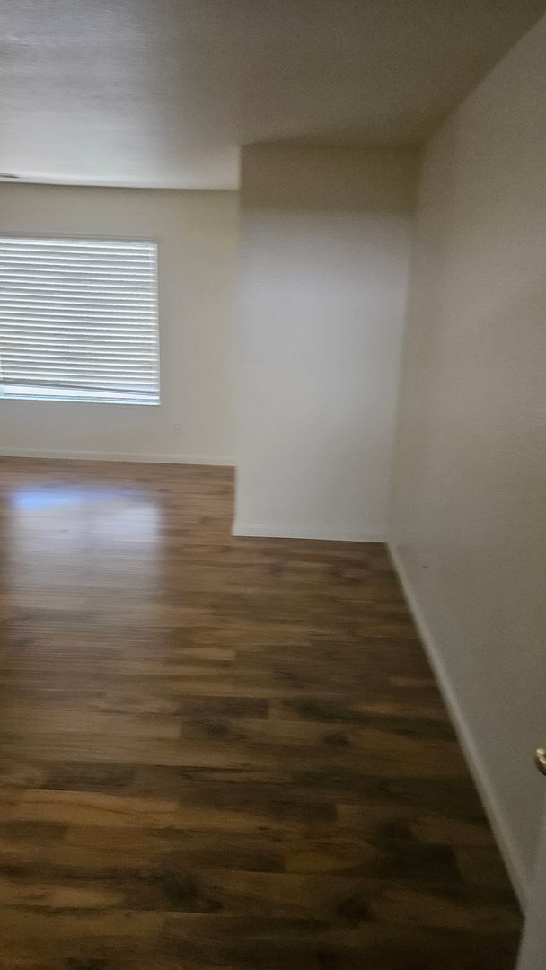 Building Photo - 4 Bedroom 2 bath Large home available Now!