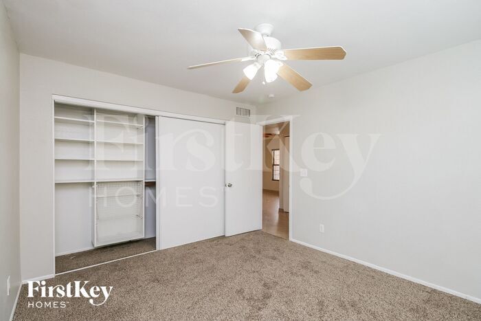 Building Photo - 657 W Barrow Dr