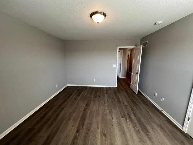 Building Photo - Beautiful 3/2.5 Duplex in Blue Springs!