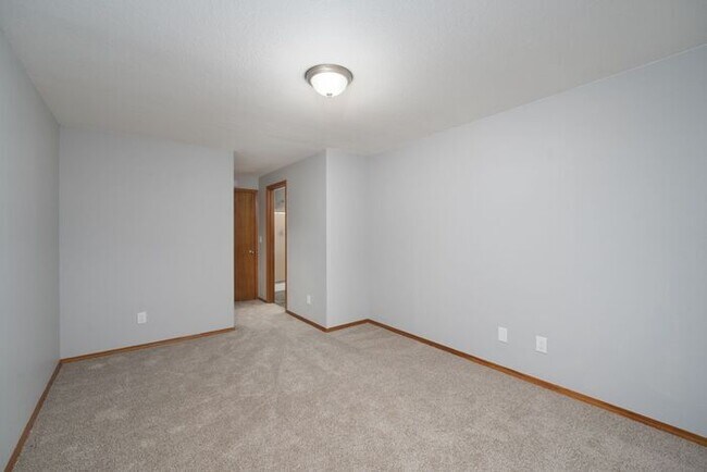 Building Photo - 3 bedroom townhouse with Garage!! Wont last! Call Now!!