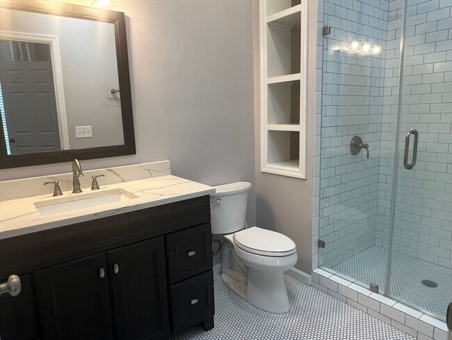 Building Photo - Beautiful Home, Mid-Island in Yacht Cove!